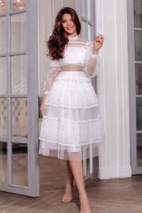Chica usando un vestido de color blanco con toques románticos 