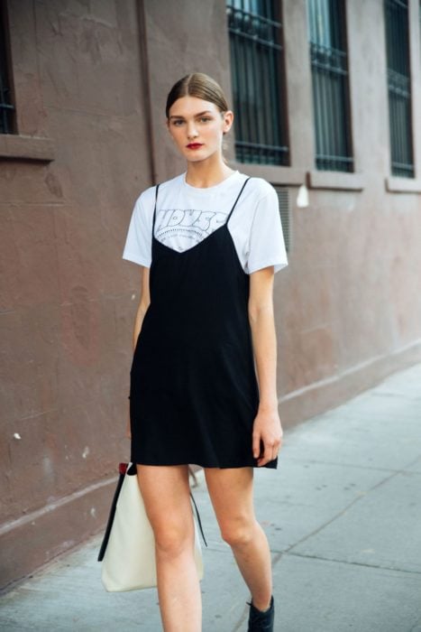Modelo Nastya Abramova vistiendo un vestido slip dress con una camiseta blanca abajo 