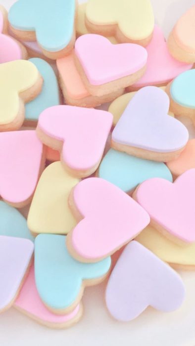 Fondo de pantalla para celular con pastillas de corazones de caramelo