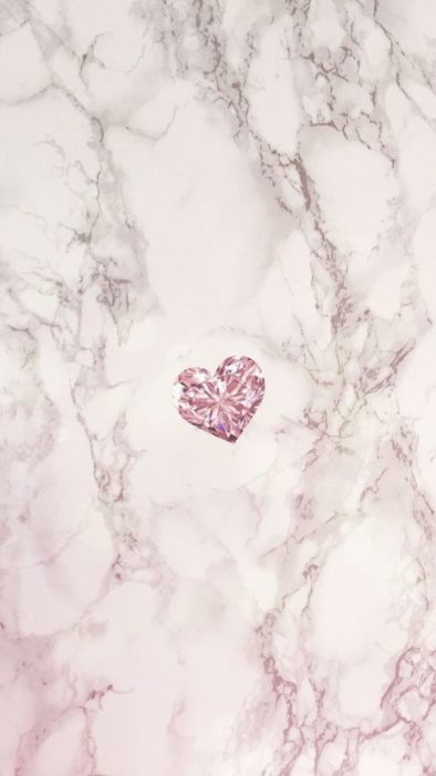 Fondo de pantalla para celular con efecto mármol y un corazón de diamante al centro