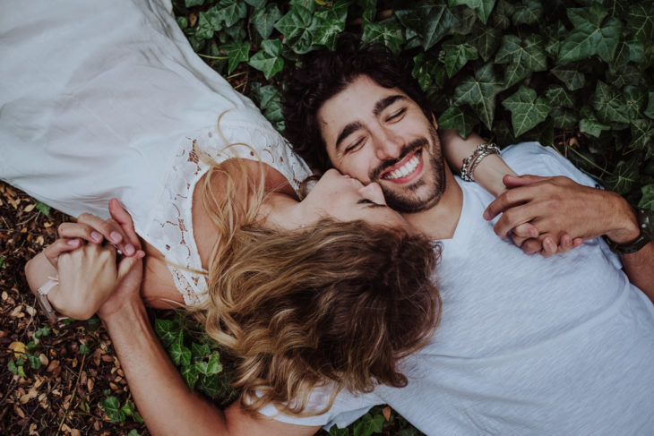 pareja feliz en el jardín