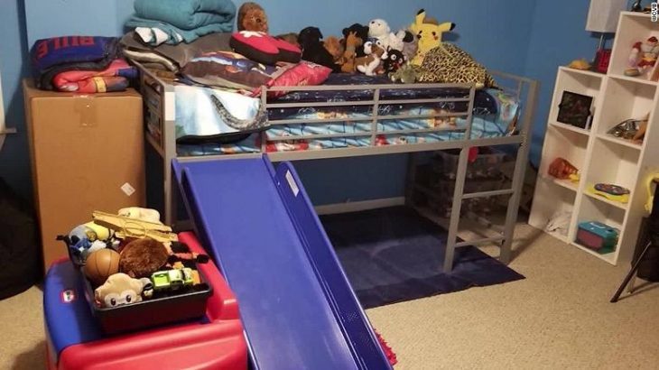 Cuarto de un niño con los juguetes recogidos y puestos en la cama 