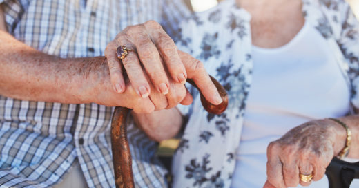 El mismo día mueren pero en diferentes hospitales