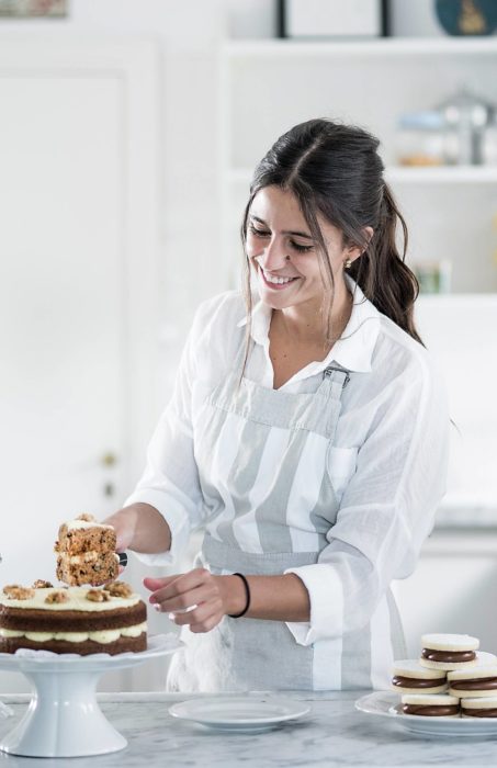 mujer partiendo una rebanada de postre