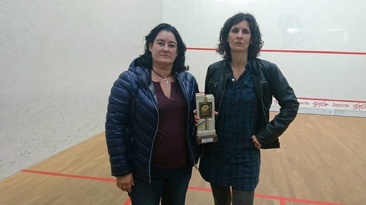 campeonas de squash premiadas con trofeo, vibrador y cera depilatoria