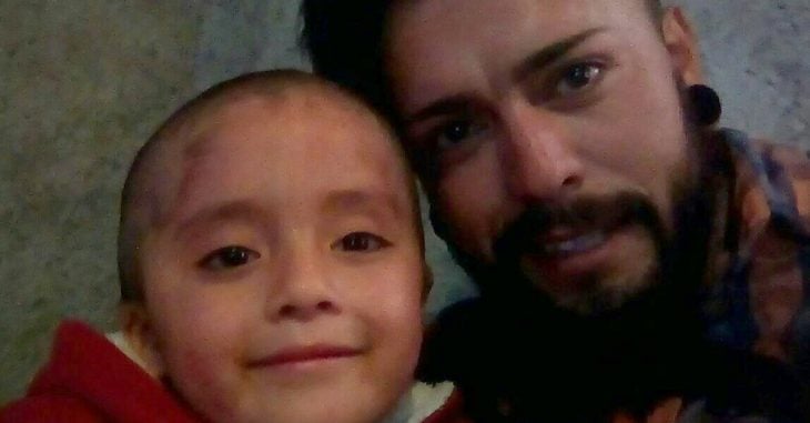 Tatuador de Pachuca pide ayuda para pagar operación de su hija