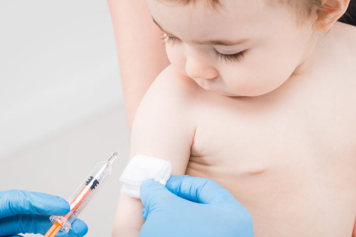 Vacunando a un bebé de un año contra el sarampión