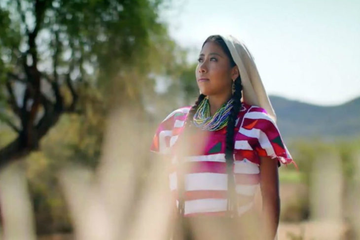 Yalitza Aparicio con traje colorido en color rosa y blanco