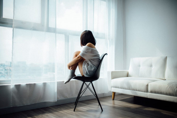 chica sentada en una silla en medio de una habitación 