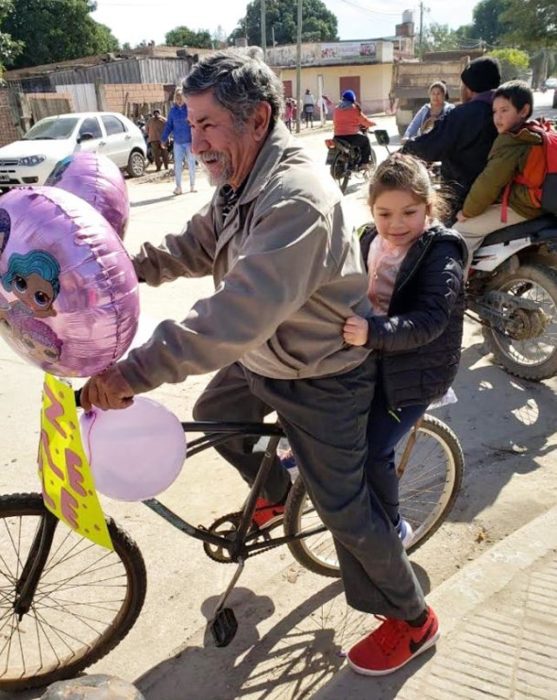 Carlos Héctor Daniel; abuelo decora bicicleta con globos y cartel para recoger a su nieta en su cumpleaños