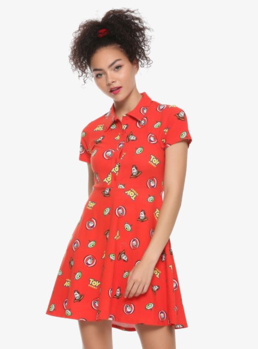 Chica llevando vestido rojo con estampado de Toy Story