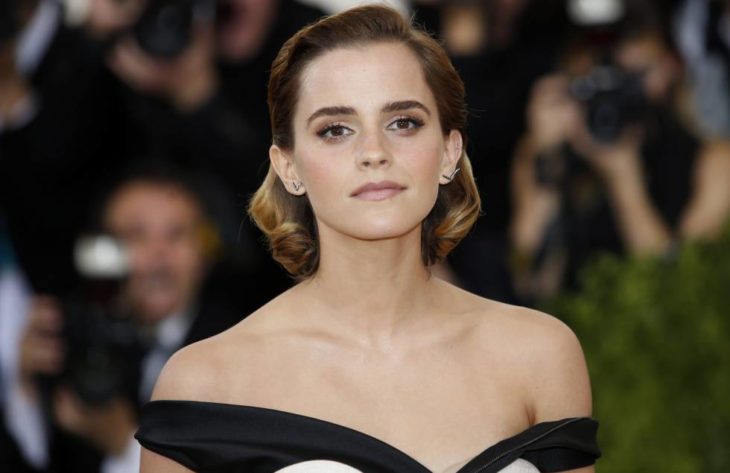 Emma Watson con cabello corto y dorado usando vestido escotado