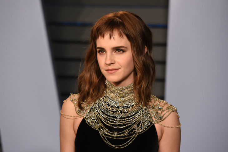 Emma Watson usando vestido negro con collar grande y pedrería