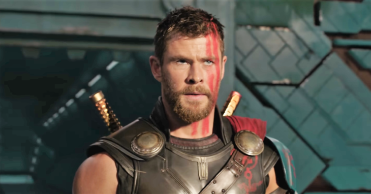 Chris Hemsworth usando el traje de Thor, Marvel