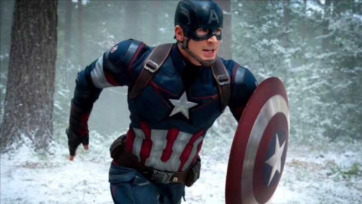 Chris Evans vestido como Capitán América 