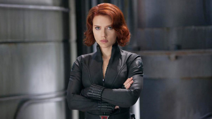 Scarlett Johansson con los brazos cruzados, vestida como Black Widow