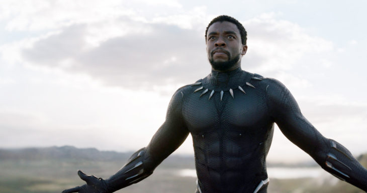 Chadwick Boseman con los brazos abiertos, vestido como Black Panther