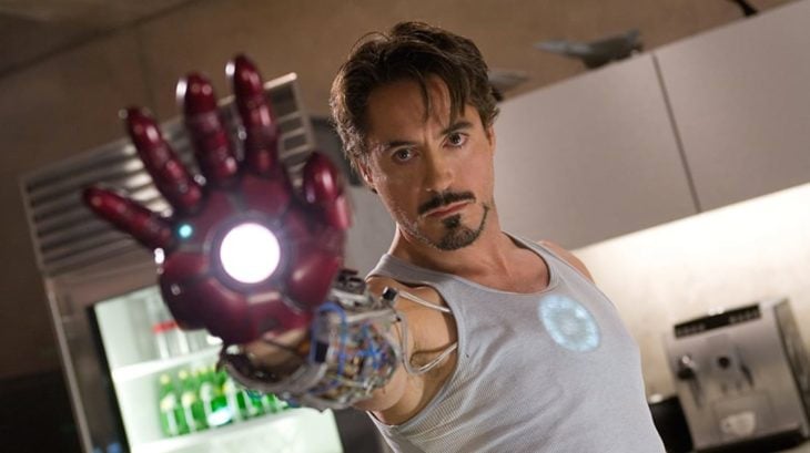 Robert Downey Jr. usando el traje de Iron-Man, Marvel