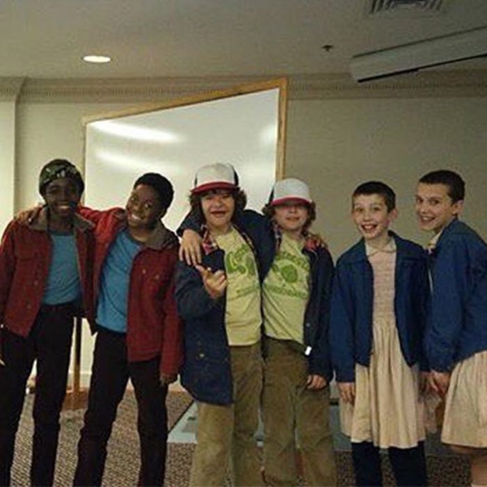 Actores junto a sus dobles; reparto de Stranger Things, Millie Bobby Brown, Gaten Matarazzo y Caleb McLaughlin que interpretan a Once, Dustin y Lucas