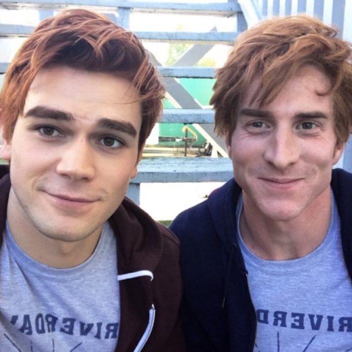 Actores junto a sus dobles; actor KJ Apa que interpreta a Archie en serie de Netflix Riverdale