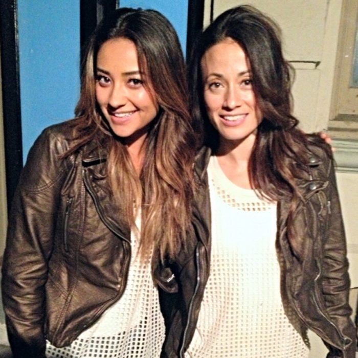 Actores junto a sus dobles; actriz Shay Mitchell que interpreta a Emily Fields en Pretty Little Liars