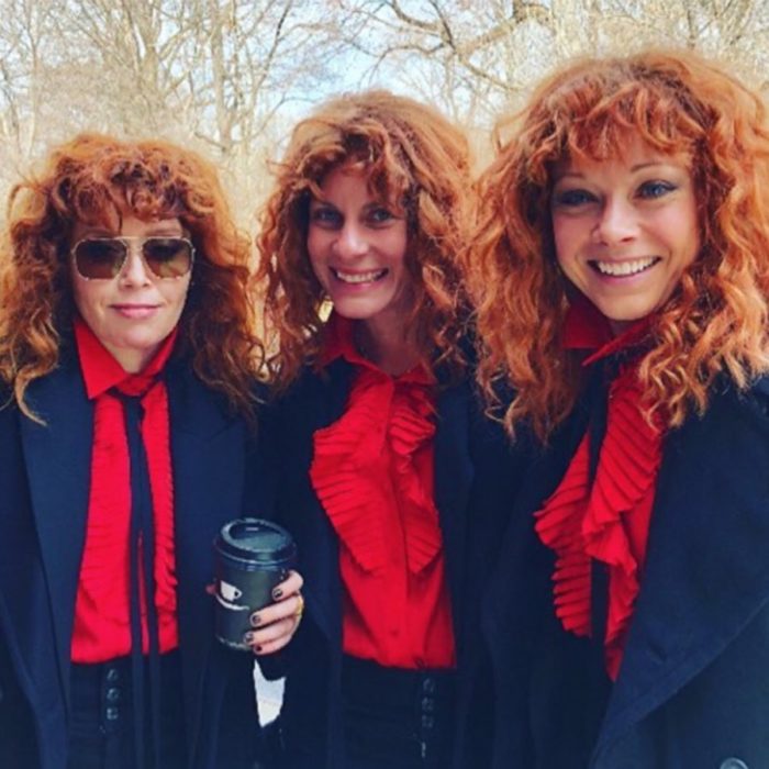 Actores junto a sus dobles; actriz pelirroja Natasha Lyonne que interpreta a Nadia Vulvokov en Russian Doll