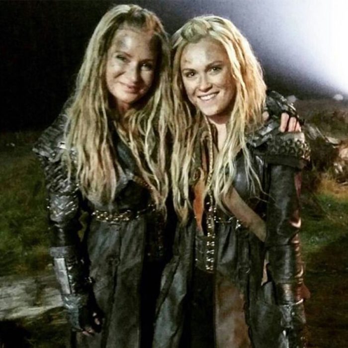 Actores junto a sus dobles; actriz Eliza Taylor que interpreta a Clarke Griffin en serie The 100