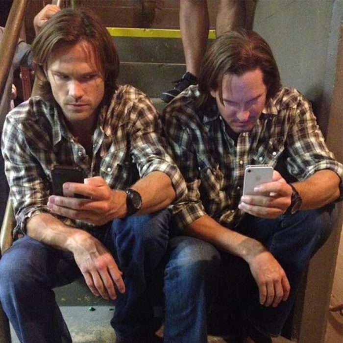 Actores junto a sus dobles; actor Jared Padalecki interpreta a hermano Sam Winchester en serie Supernatural 