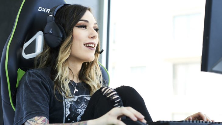 una chica gamer vestida de negro