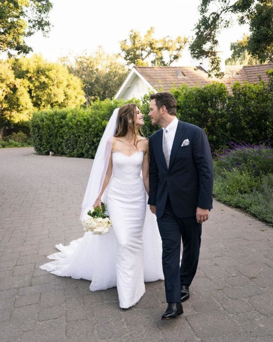 Chris Pratt y Katherine Schwarzenegger caminando tomados de la mano después de haber contraído matrimonio 