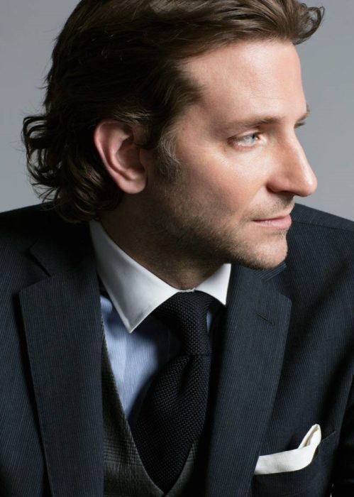 Actor, director y cantante Bradley Cooper de perfil, con traje y corbata