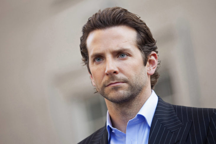 Actor, director y cantante Bradley Cooper con barba corta y traje