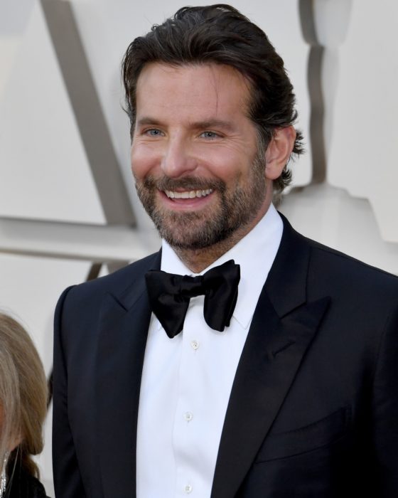 Actor, director y cantante Bradley Cooper sonriendo en los premios Óscar