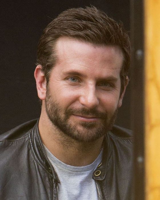 Actor, director y cantante Bradley Cooper con barba y chaqueta de cuero