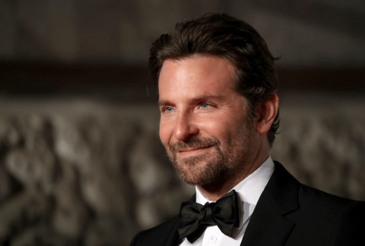 Actor, director y cantante Bradley Cooper sonriendo