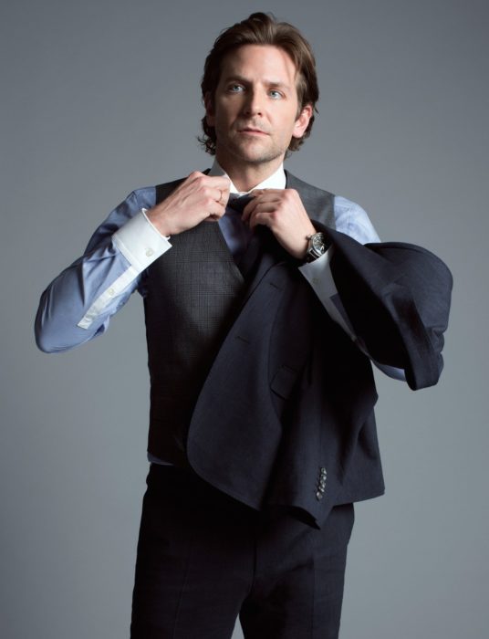 Actor, director y cantante Bradley Cooper con cabello largo con traje y chaleco