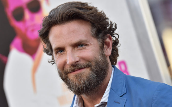 Actor, director y cantante Bradley Cooper con barba y cabello largo