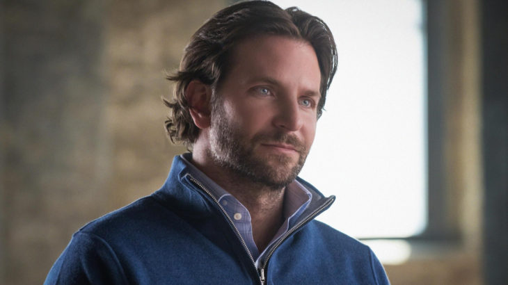 Actor, director y cantante Bradley Cooper con cabello largo, barba y chamarra de mezclilla 