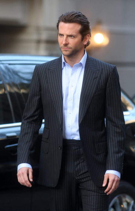 Actor, director y cantante Bradley Cooper con traje negro rayado