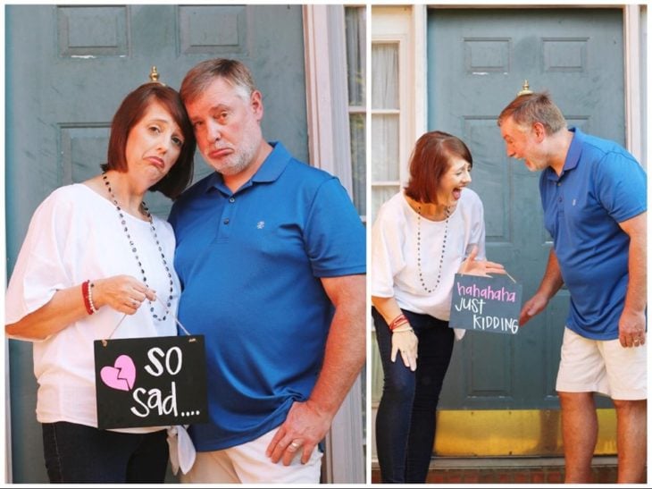 Amy y Randy English en el portico de su casa sosteniendo una pizarra