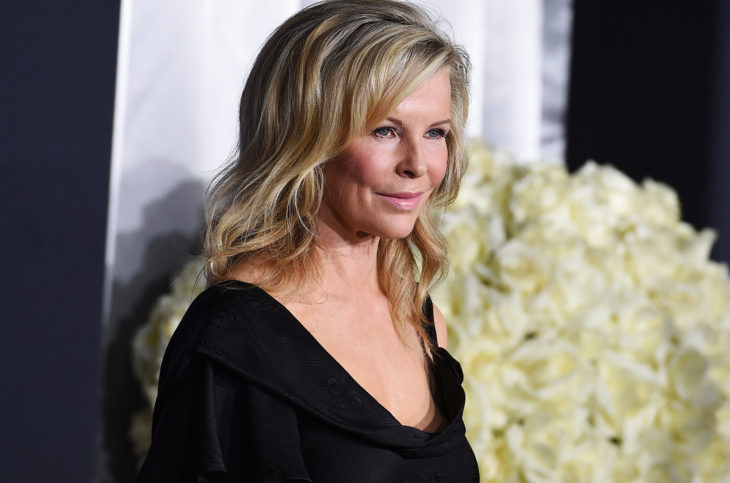 Las raras exigencias de los famosos; Kim Basinger con vestido negro