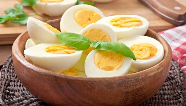 huevos cocidos a la mitad