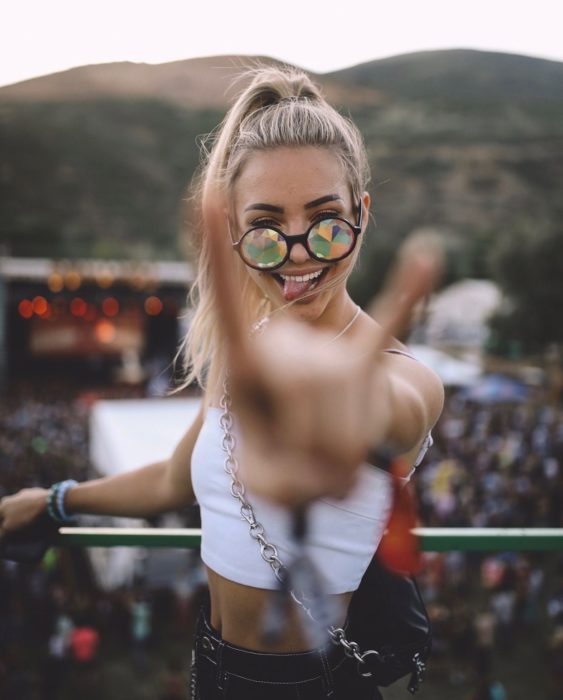 Cosas que debes hacer en vez de enamorarte; chica rubia con lentes de sol de colores haciendo señal de rock and roll