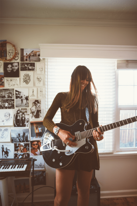 Cosas que debes hacer en vez de enamorarte; chica tocando la guitarra en su habitación