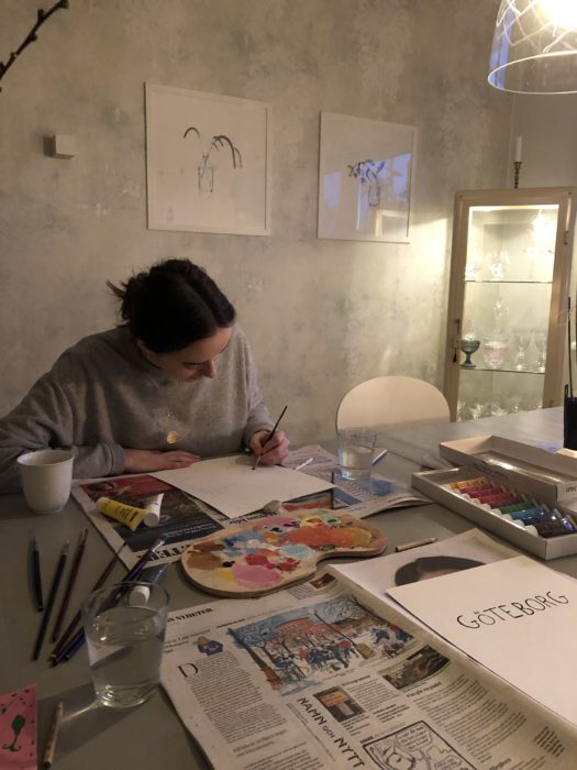 Cosas que debes hacer en vez de enamorarte; chica pintando en escritorio