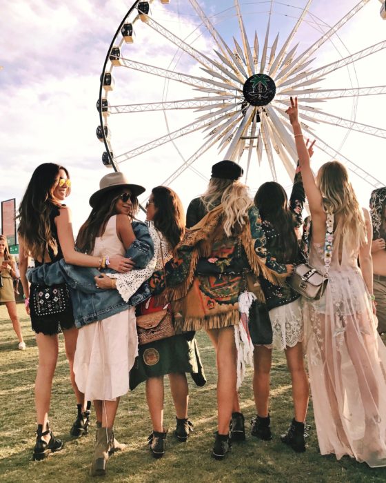 Cosas que debes hacer en vez de enamorarte; grupo de amigas frente a rueda de la fortuna en festival de música