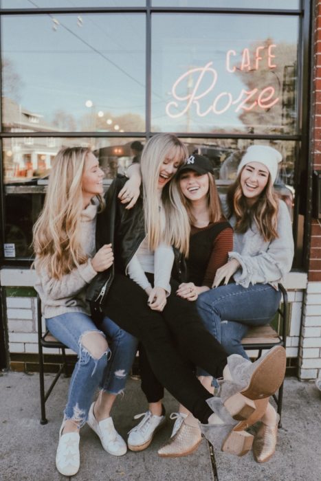 Cosas que debes hacer en vez de enamorarte; grupo de amigas sonriendo y abrazándose 