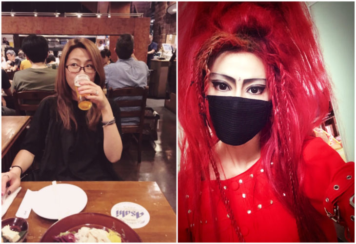 Mujer bebiendo café en un restaurante, antes y después de usar cosplay