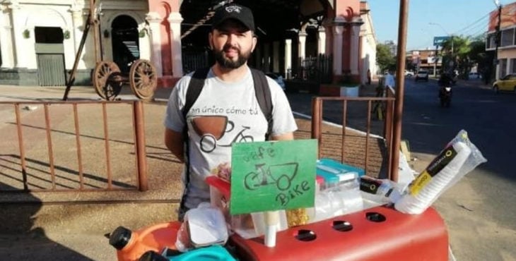 Eduardo Espinoza emprendedor con su café bike, puesto de venta de café y desayunos 