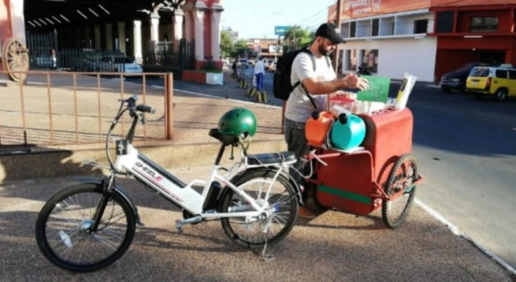 Eduardo Espinoza vendiendo desayunos y café en una bicicleta 